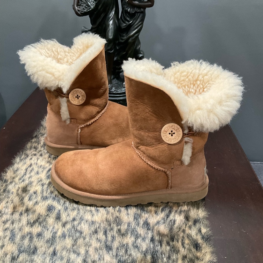 UGG BAILEY BUTTON MINI BOOTS - Picture 10 of 10